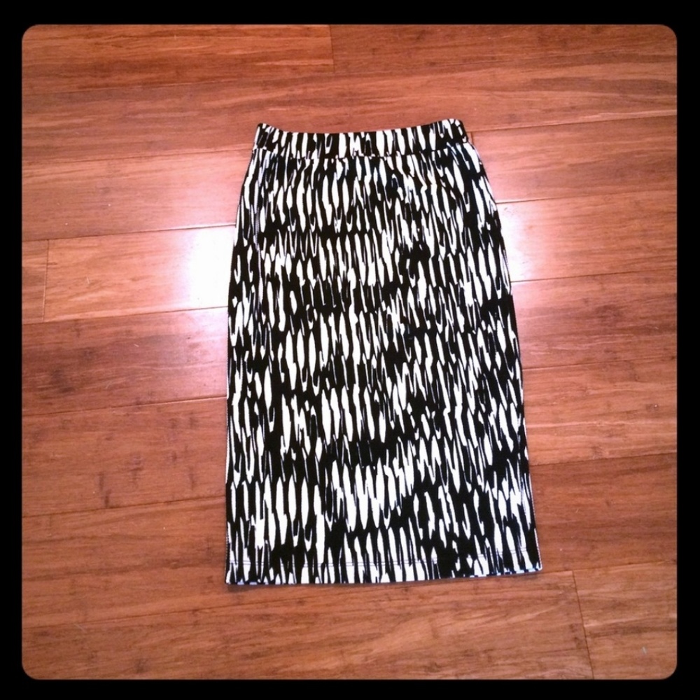 Patterned stretch pencil skirt